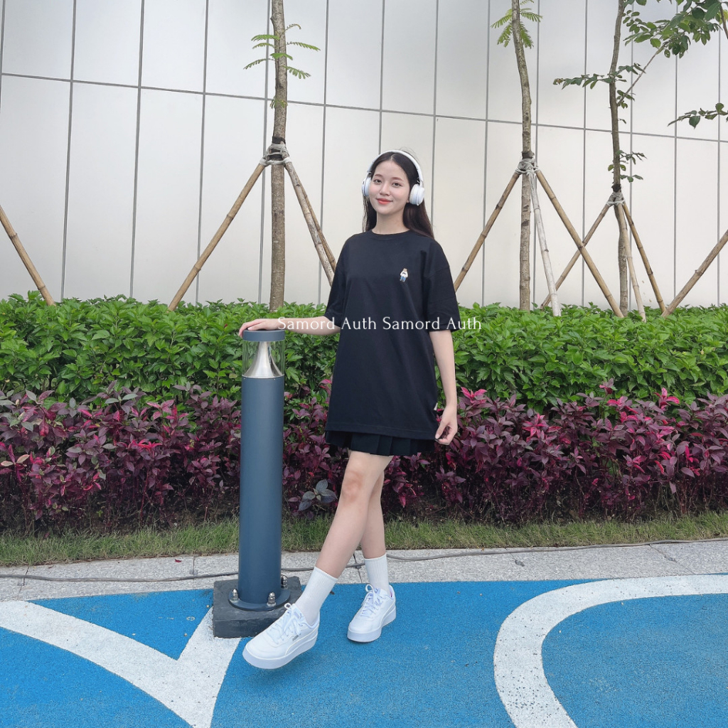 Áo thun Whoau thêu hình gấu sắc nét trước ngực WHRAD2311U trending chính hãng sale