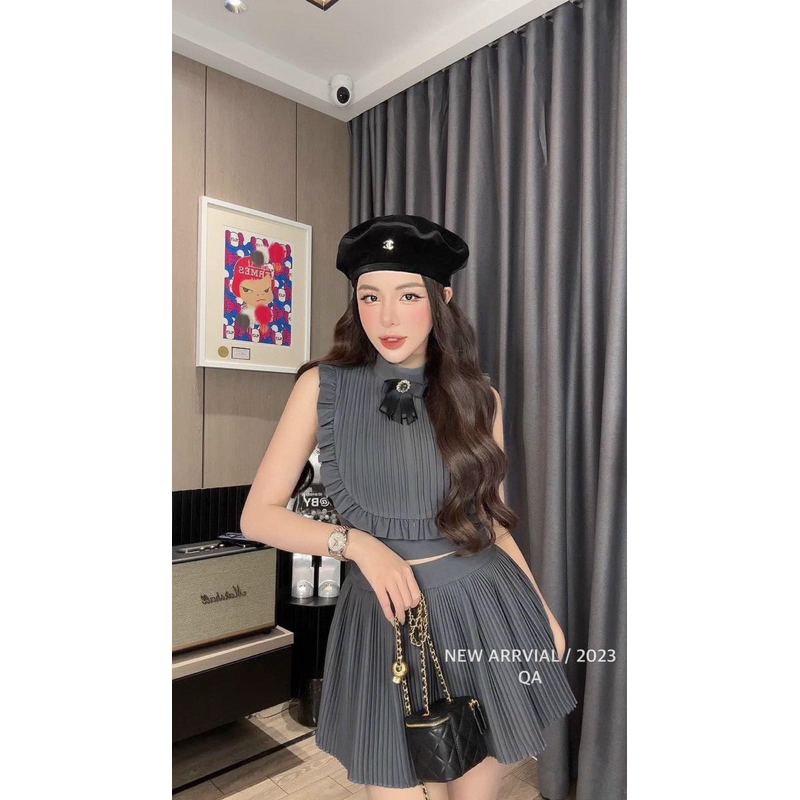 Set áo croptop đính tag viền bèo phối chân váy dập ly