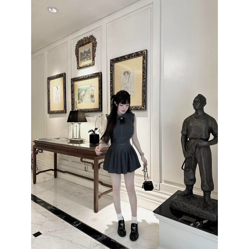 Set áo croptop đính tag viền bèo phối chân váy dập ly