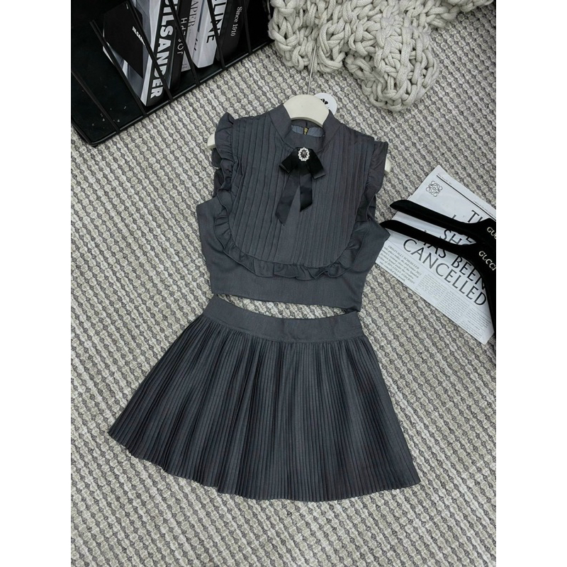 Set áo croptop đính tag viền bèo phối chân váy dập ly