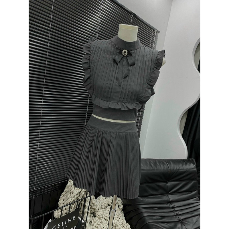 Set áo croptop đính tag viền bèo phối chân váy dập ly