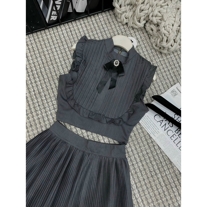 Set áo croptop đính tag viền bèo phối chân váy dập ly