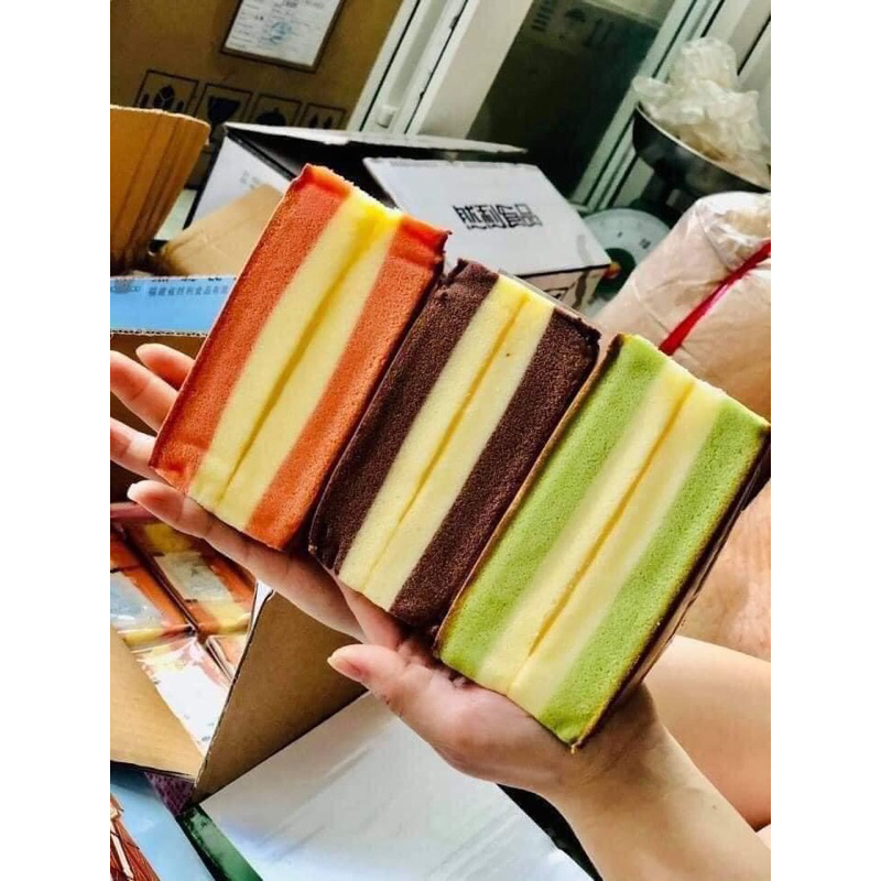 Bánh Bông Lan Tam Giác Gato kẹp kem 3 màu