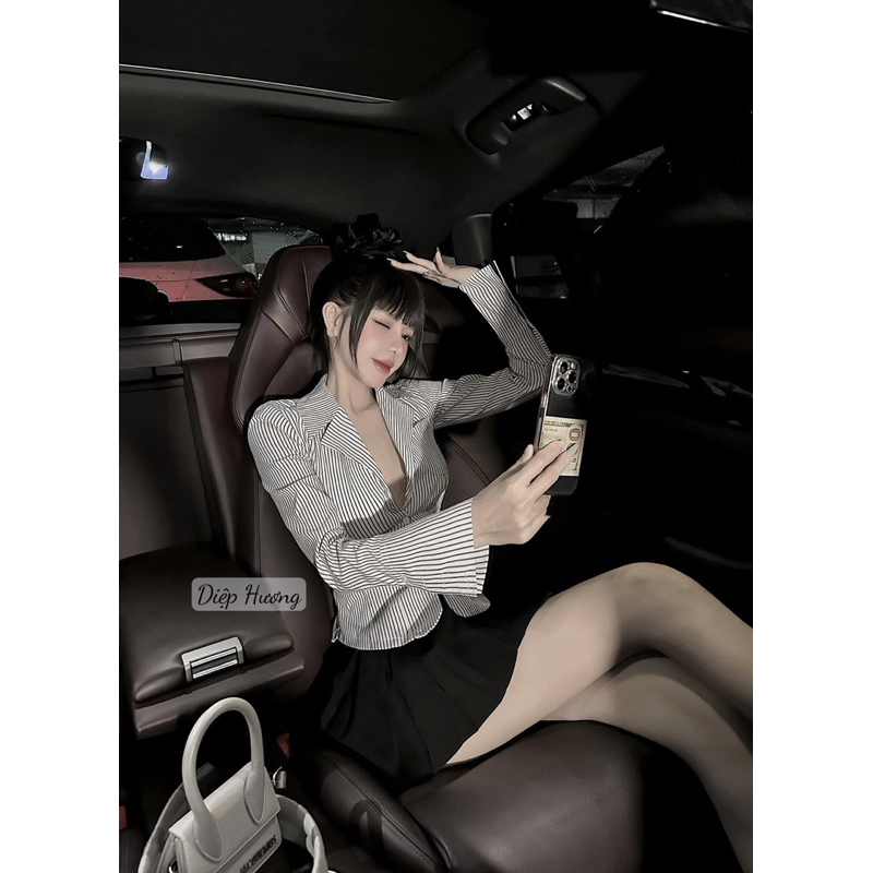 Set áo sơmi cổ vest + chân váy xếp ly