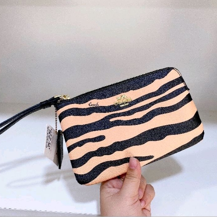 Ví nữ cầm tay Coach kèm móc đeo dáng ví dẹp chất liệu da PU khóa zip màu sắc sang chảnh