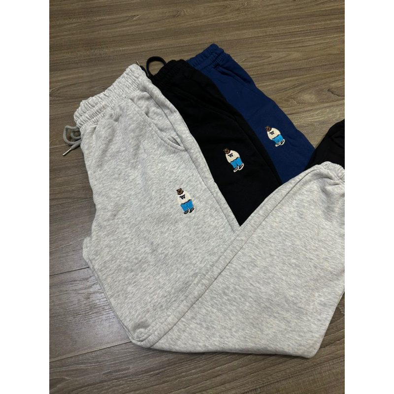 Quần jogger nỉ bông gấu thêu