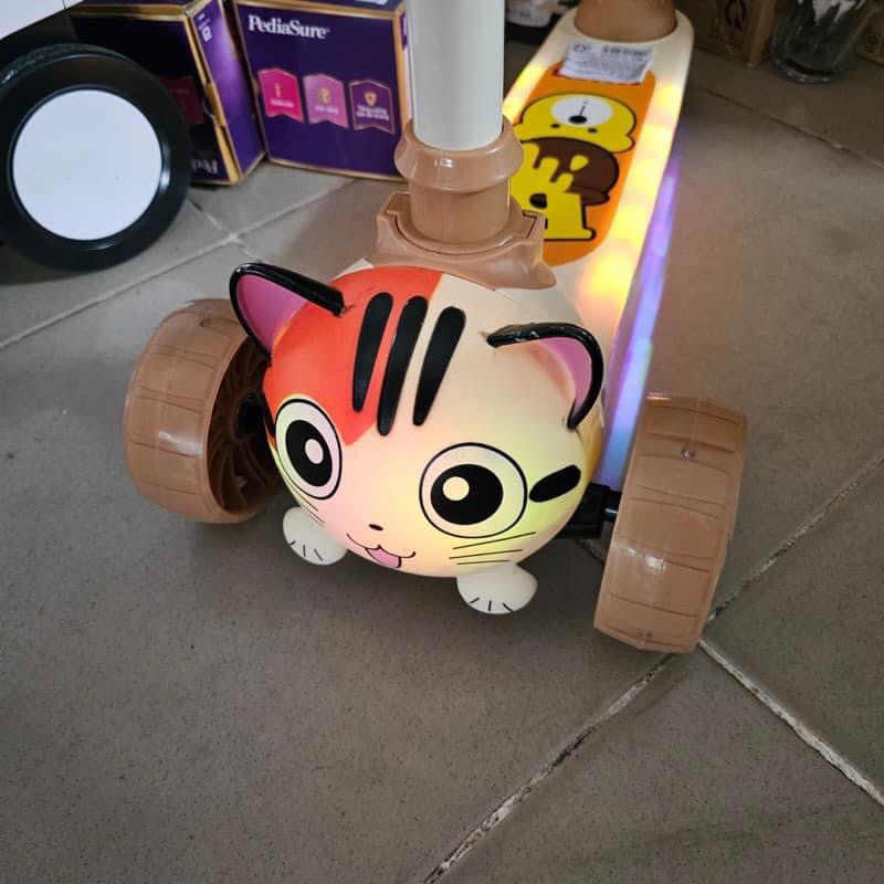 [TẶNG KÈM PIN]Xe trượt scoter hình mèo mẫu mới nhất hkm Enfa màu vàng, màu hồng có đèn nhạc trên thân xe