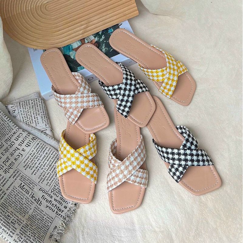 Dép quai chéo sọc carô xinh xắn cá tính , được may viền chắc chắn.