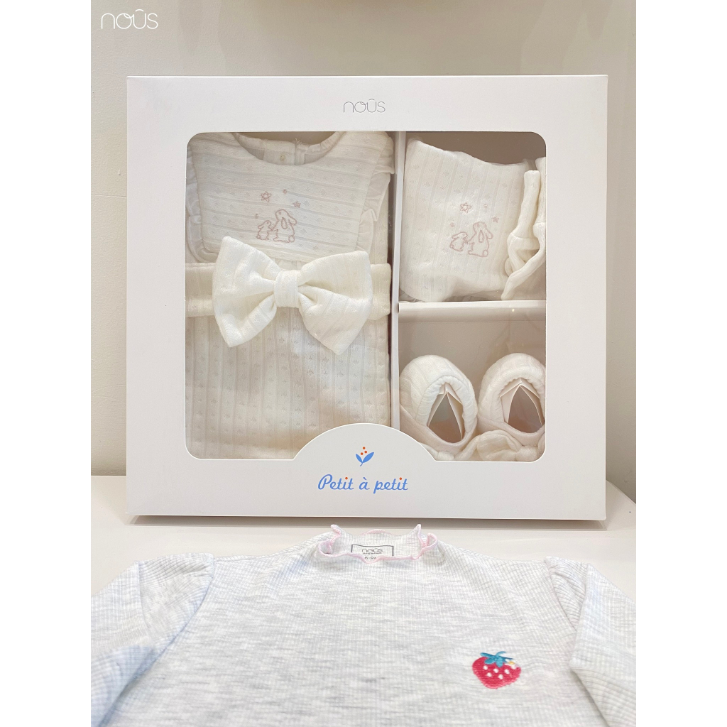 - Set quà tặng sơ sinh màu trắng/xanh cho bé trai bé gái newborn