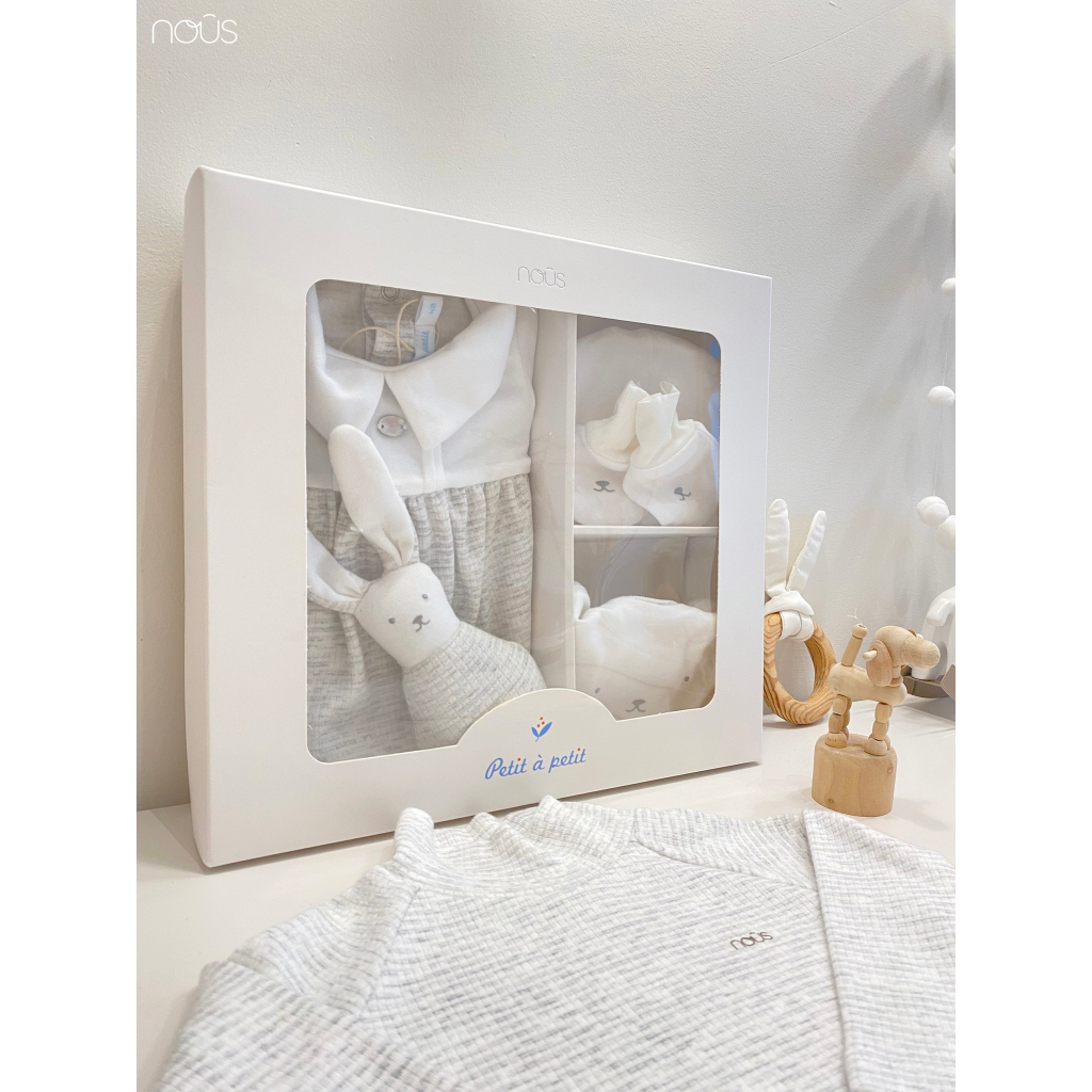 - Set quà tặng sơ sinh màu trắng/xanh cho bé trai bé gái newborn