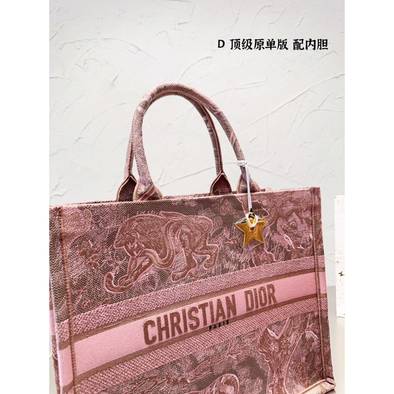 Túi Xách 𝔻𝕀𝕆ℝ tote kèm lót sz 41/36 màu mới toanh thêu nổi từng chi tiết