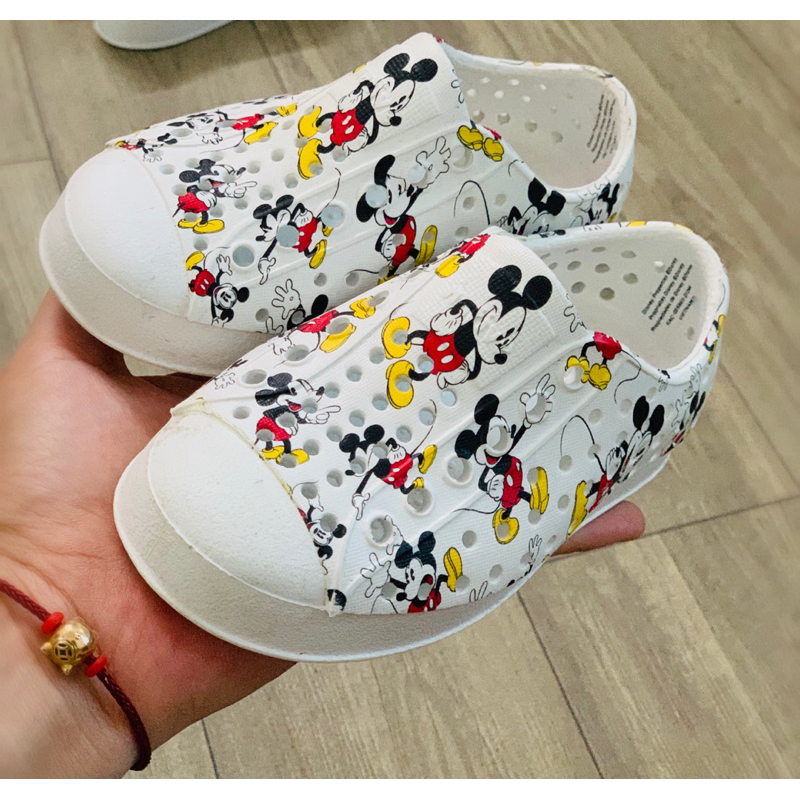 Giày native hoạ tiết Mickey