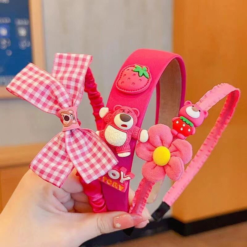 MVP3394 Set 3 Băng đô cài tóc/bờm tóc cho bé hoạt hình gấu dâu Lotso bọc vải caro phong cách Hàn Quốc xinh xắn