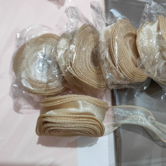 Ruy băng đuôi cá gói hoa