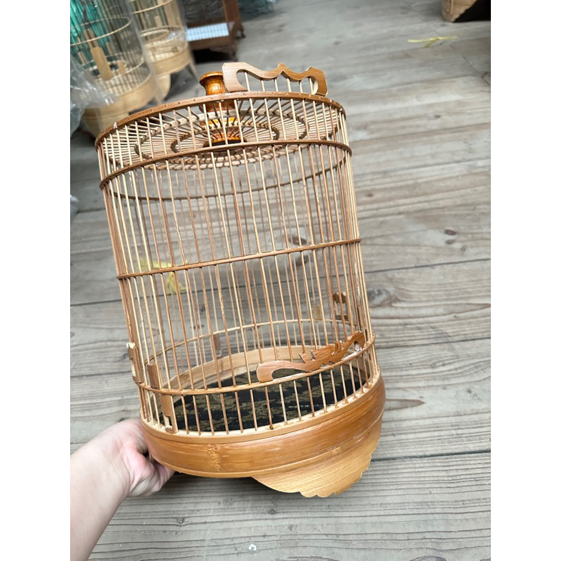 Lồng khuyên hút mật mái bằng nan mau chất liệu trúc kèm đáy dán decal loại 1