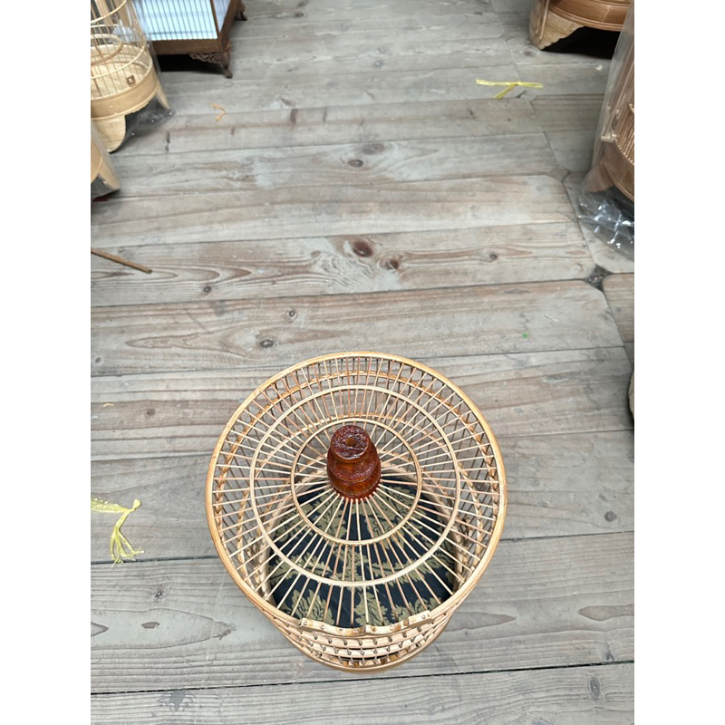 Lồng khuyên hút mật mái bằng nan mau chất liệu trúc kèm đáy dán decal loại 1
