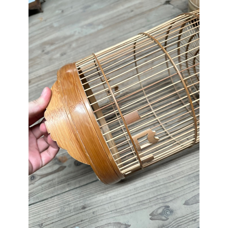 Lồng khuyên hút mật mái bằng nan mau chất liệu trúc kèm đáy dán decal loại 1