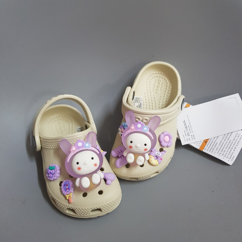 Dép Sục Crocs Classic Màu Be+Mix Sticker Cho Bé Gái. Hàng Xuất Cao Cấp. Nhựa Không Mùi. Chất Mềm.