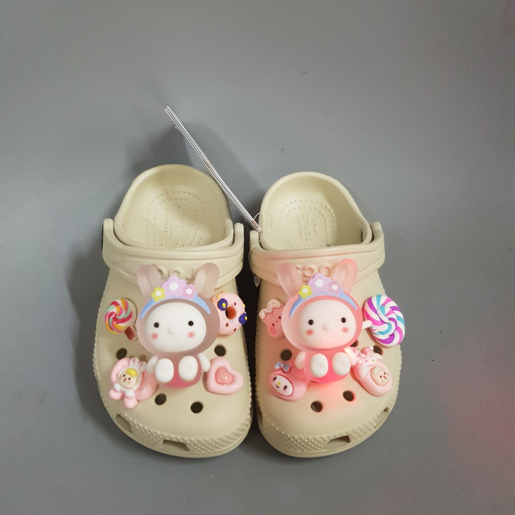 Dép Sục Crocs Classic Màu Be+Mix Sticker Cho Bé Gái. Hàng Xuất Cao Cấp. Nhựa Không Mùi. Chất Mềm.