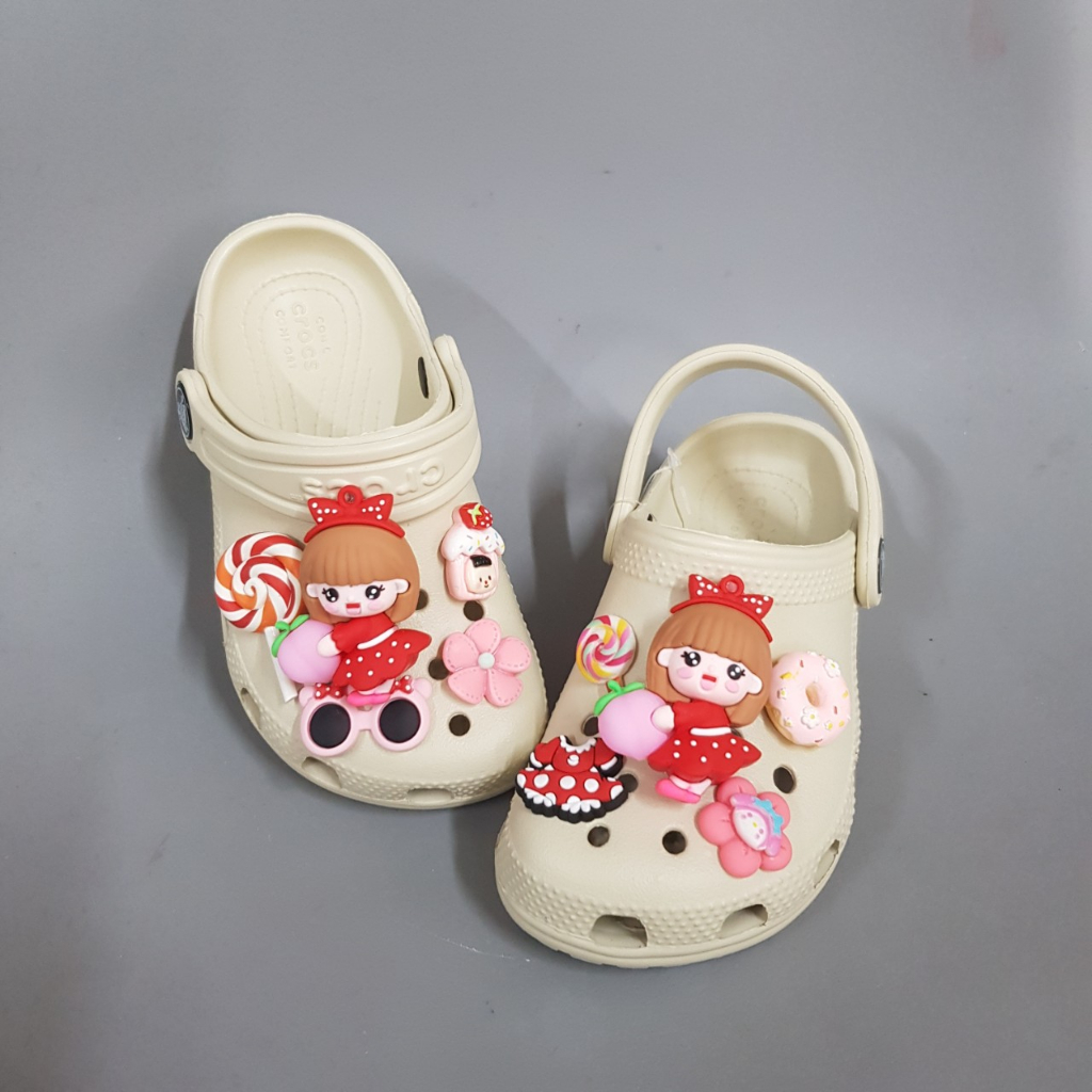 Dép Sục Crocs Classic Màu Be+Mix Sticker Cho Bé Gái. Hàng Xuất Cao Cấp. Nhựa Không Mùi. Chất Mềm.