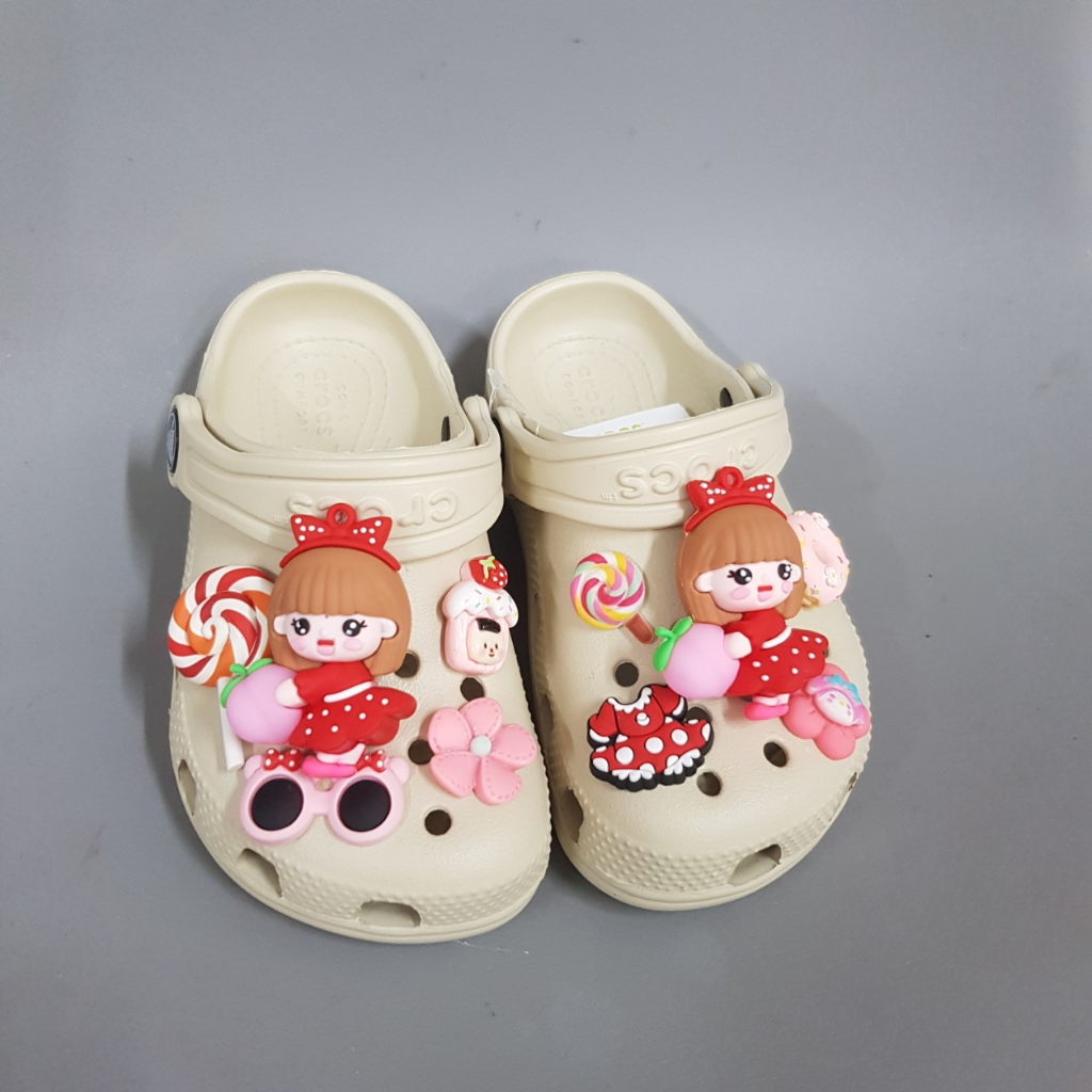 Dép Sục Crocs Classic Màu Be+Mix Sticker Cho Bé Gái. Hàng Xuất Cao Cấp. Nhựa Không Mùi. Chất Mềm.