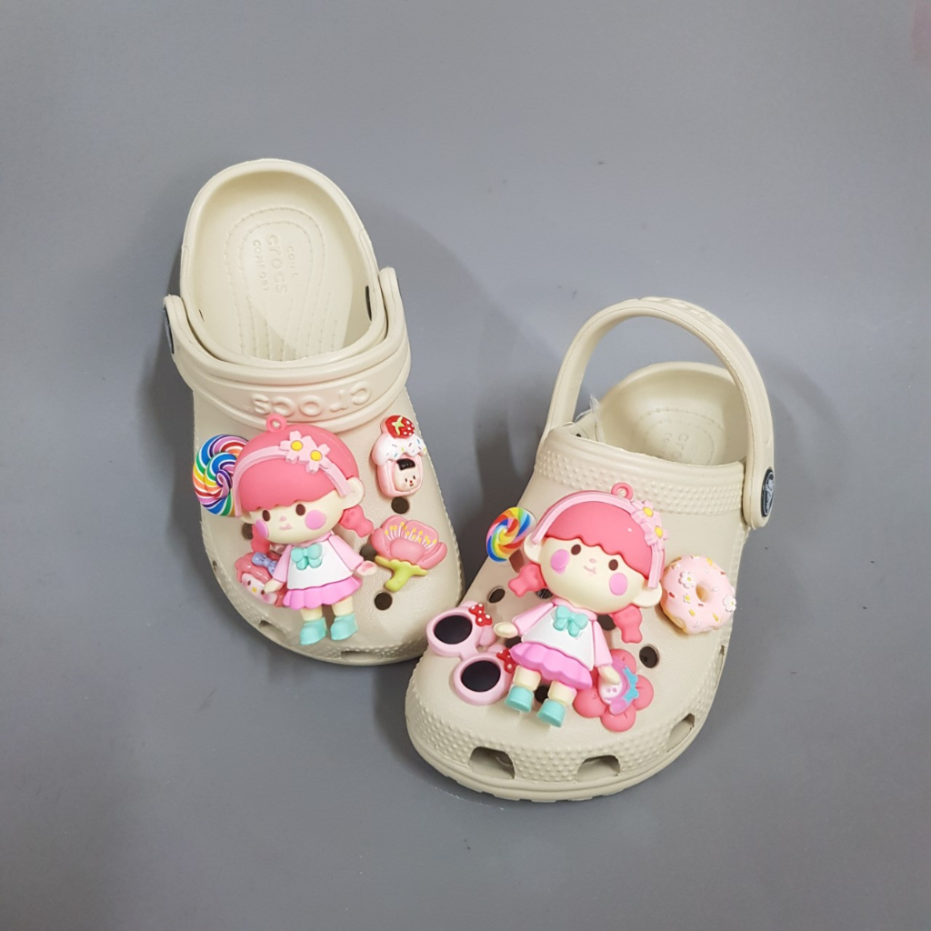 Dép Sục Crocs Classic Màu Be+Mix Sticker Cho Bé Gái. Hàng Xuất Cao Cấp. Nhựa Không Mùi. Chất Mềm.