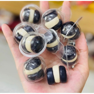Một chiếc kẹo dẻo bánh quy orio cookies
