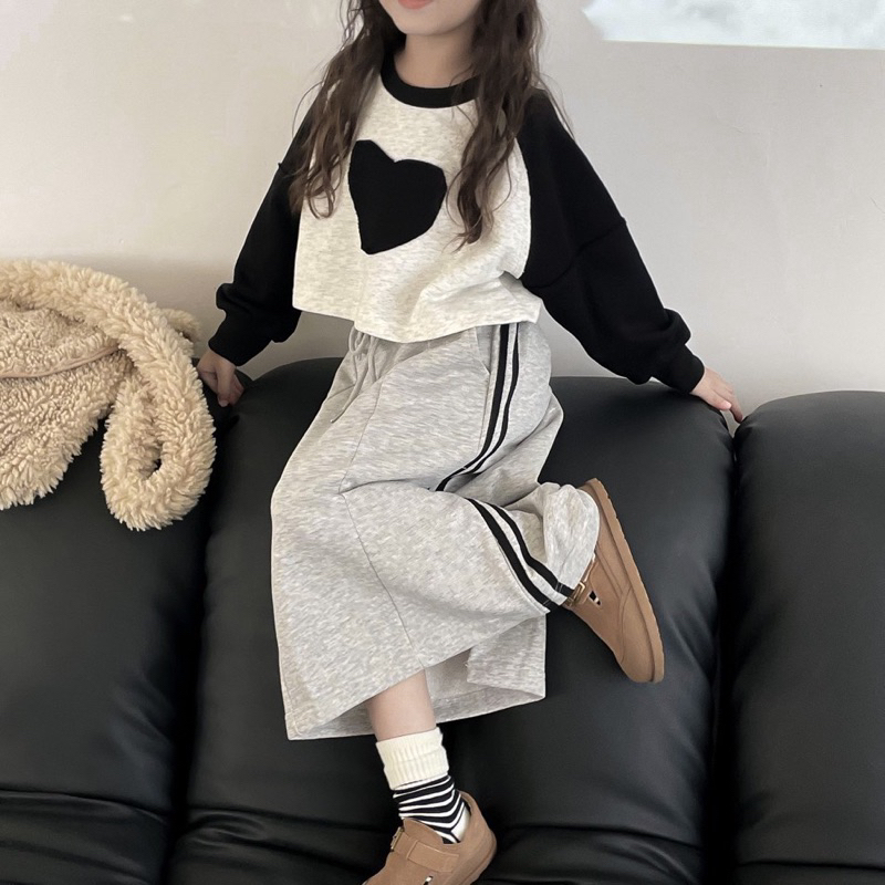 Set áo thun dài tay tim đen mix chân váy zip dài cho bé gái