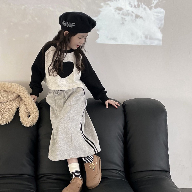Set áo thun dài tay tim đen mix chân váy zip dài cho bé gái