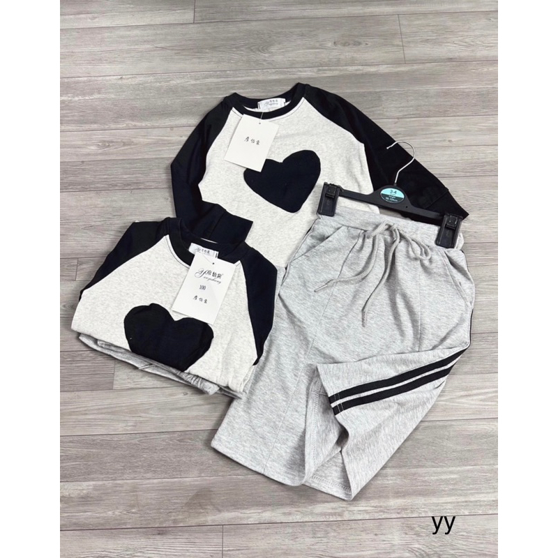 Set áo thun dài tay tim đen mix chân váy zip dài cho bé gái