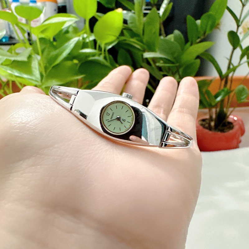 Đồng hồ nữ si nhật dáng còng tay hiệu Seiko