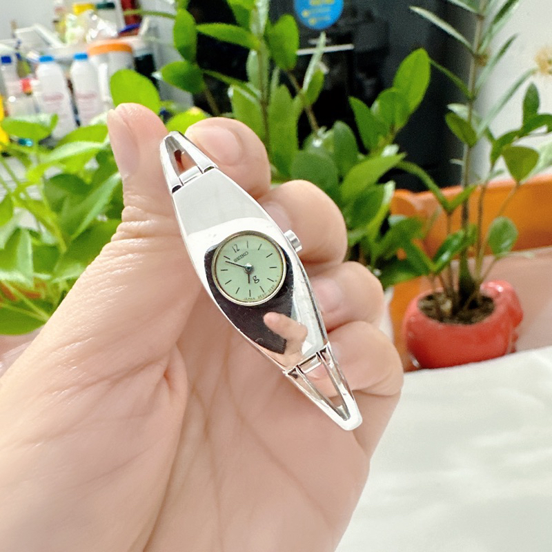 Đồng hồ nữ si nhật dáng còng tay hiệu Seiko