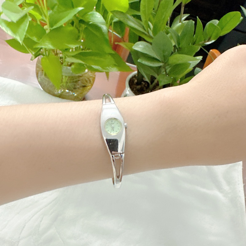 Đồng hồ nữ si nhật dáng còng tay hiệu Seiko