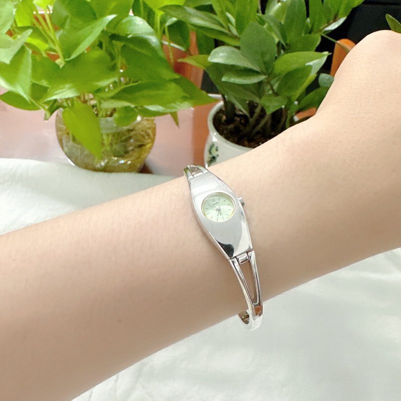 Đồng hồ nữ si nhật dáng còng tay hiệu Seiko