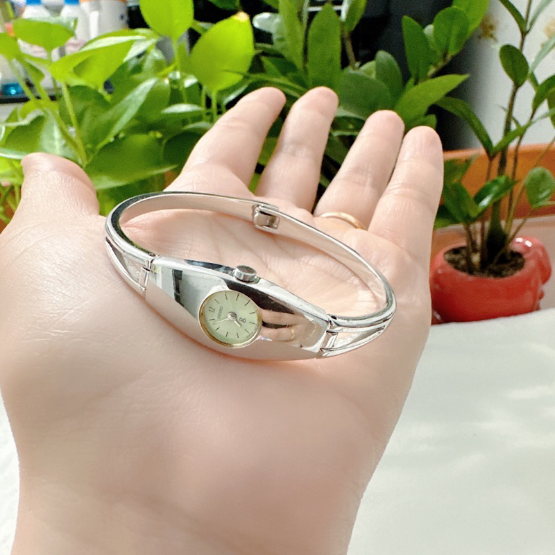 Đồng hồ nữ si nhật dáng còng tay hiệu Seiko