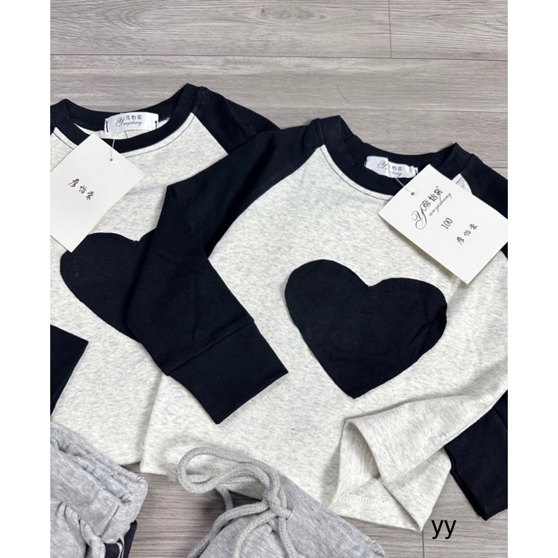 Set áo thun dài tay tim đen mix chân váy zip dài cho bé gái