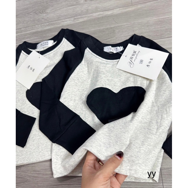 Set áo thun dài tay tim đen mix chân váy zip dài cho bé gái