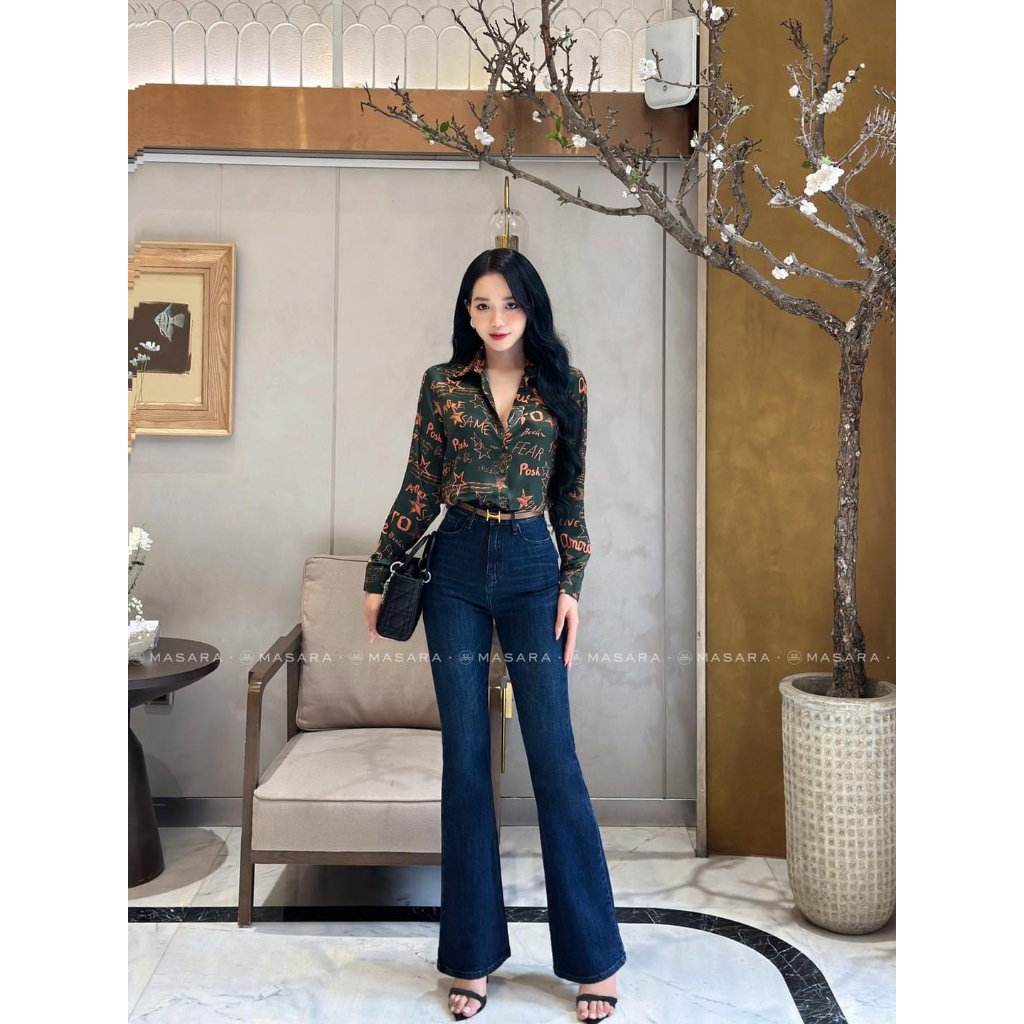 Áo lụa sơ mi họa tiết chữ đỏ nền xanh rêu dài tay cao cấp công sở thiết kế, áo sơmi họa tiết thiết kế MQ Boutique