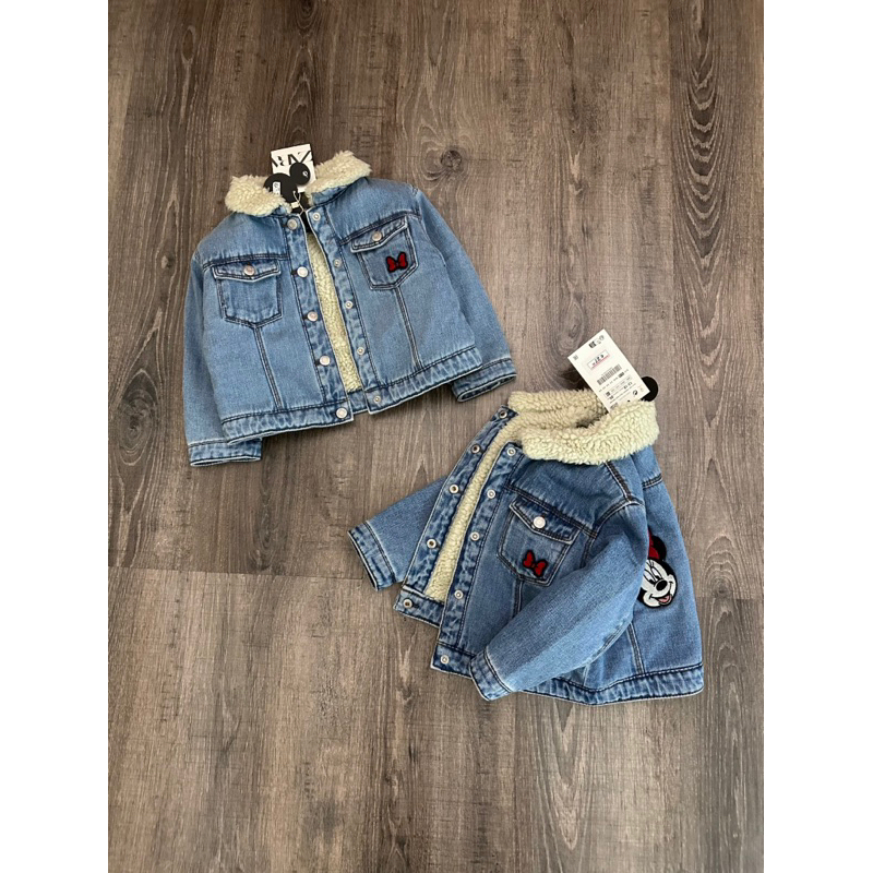 Áo khoác Jean hình thêu sau cho bé