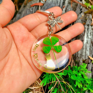 Móc khoá handmade cỏ 4 lá thật và mèo vàng may mắn quà tặng Lilande keychain