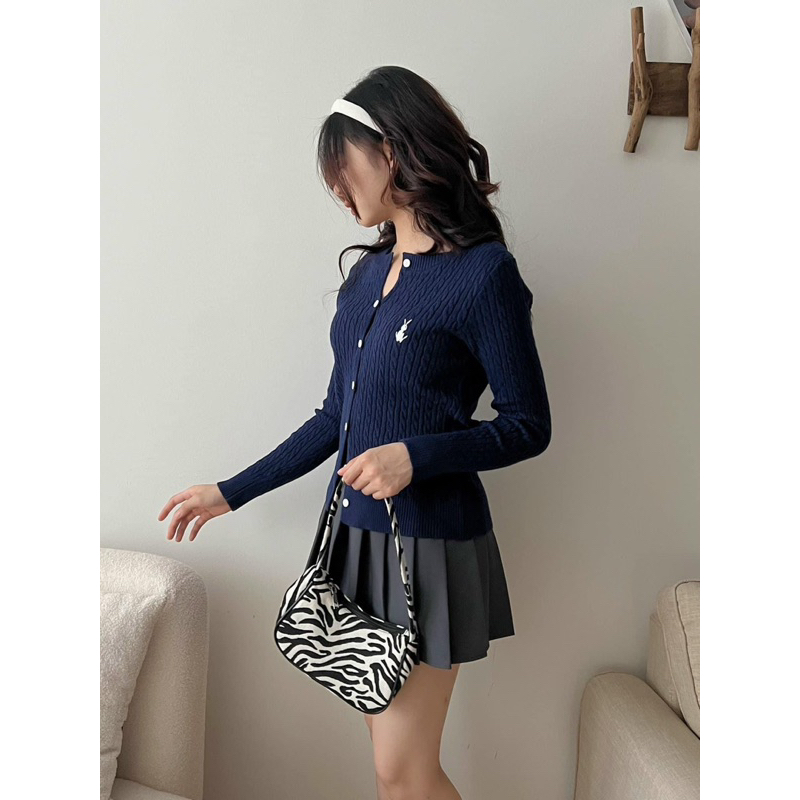 Áo len dài tay thêu ngựa