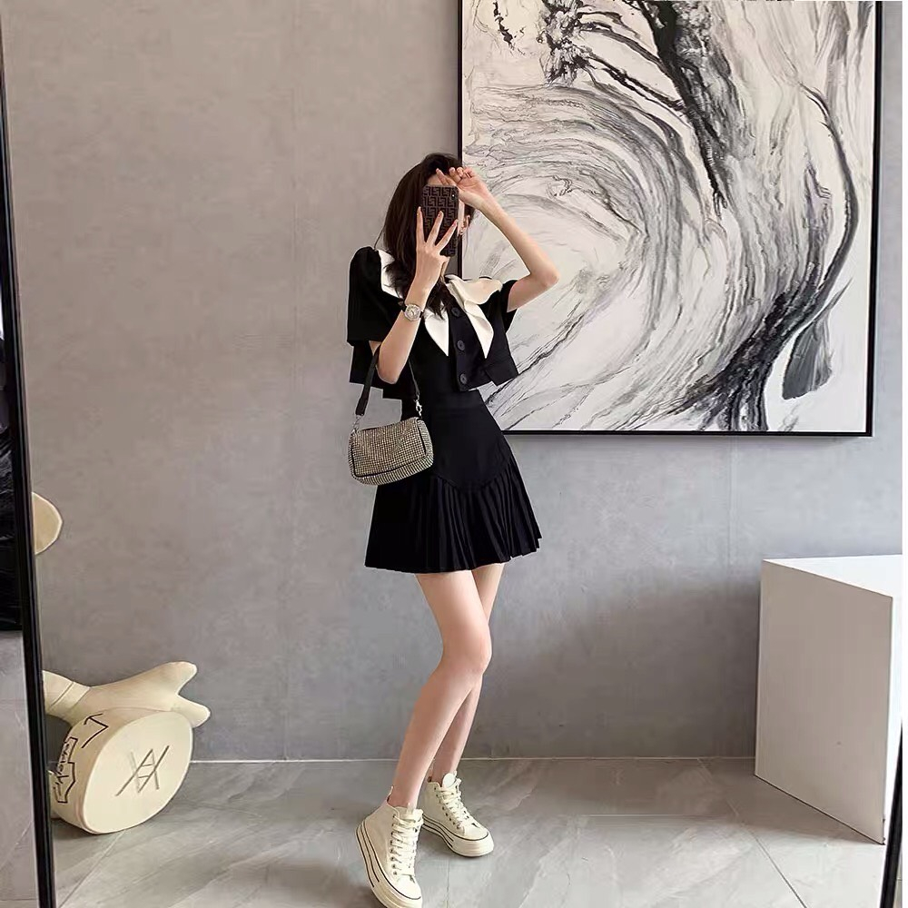 Set váy dập ly áo phối cổ trắng rất năng động L003