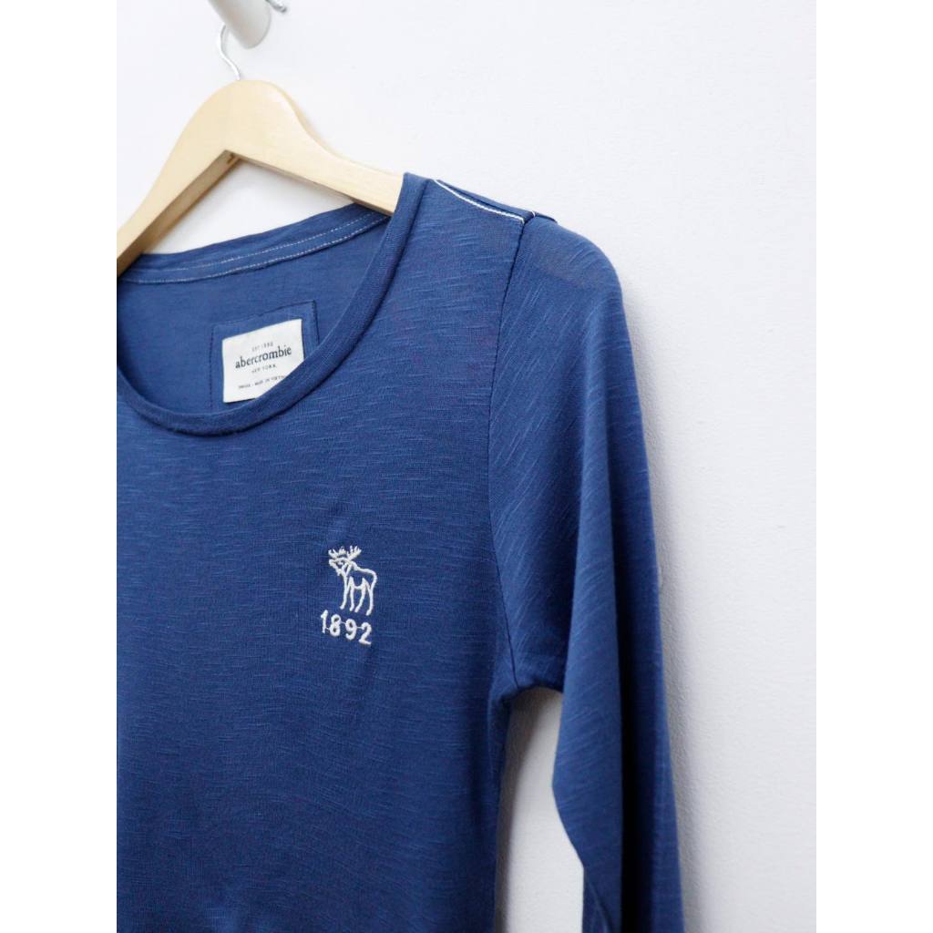 C2959 - Áo thun croptop cổ tròn tay dài thêu trước
