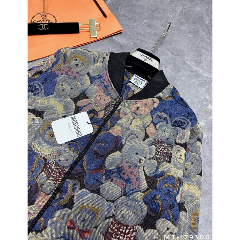 Áo Khoác Bomber Mochino Hoạ Tiết Gấu 2 Lớp Siêu Đẹp-Áo Bomber Gấu Nam Nữ Hàng Đẹp Hottrend 2023