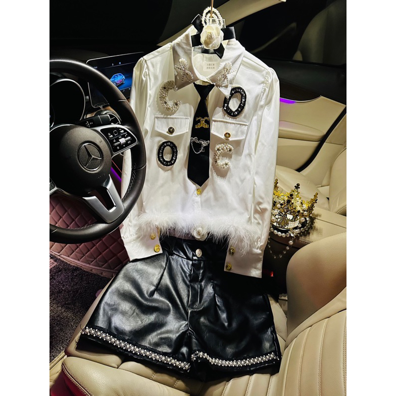 Set áo sơ mi trắng phối lông quần sooc da Chà neo