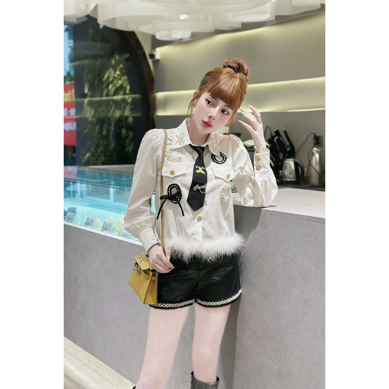 Set áo sơ mi trắng phối lông quần sooc da Chà neo