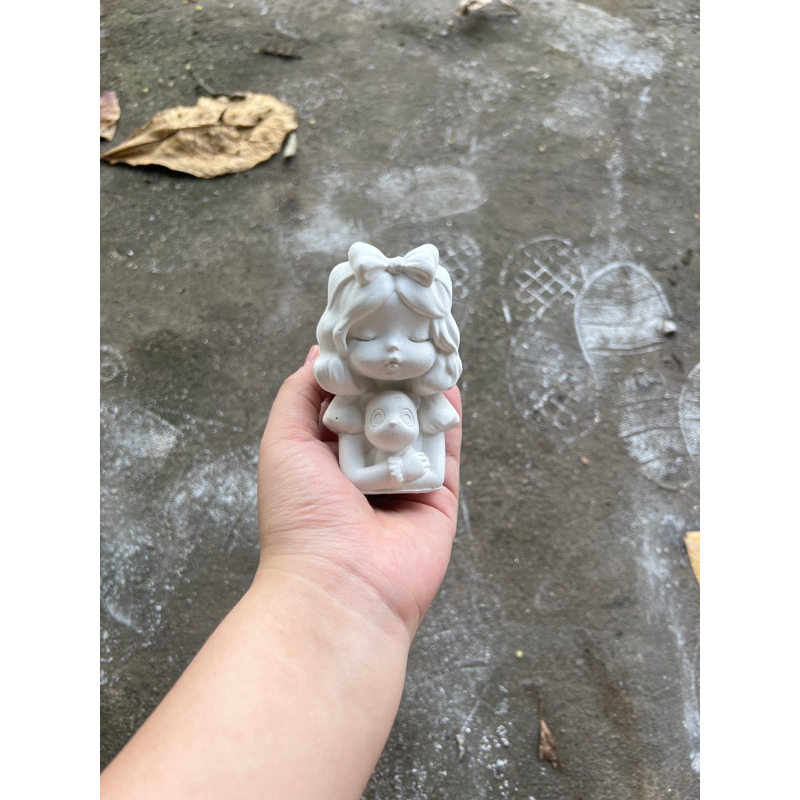 tượng cô gái ôm gấu ( chậu , lọ hoa)