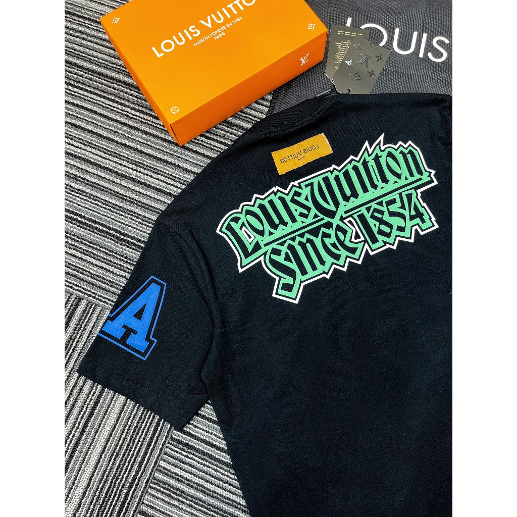 Áo Phông Lv Họa Tiết Chữ Trước Và Sau Siêu Sẹp . Áo Lv Nam Nữ In Nổi Vải Cotton 2 Chiều Mịn