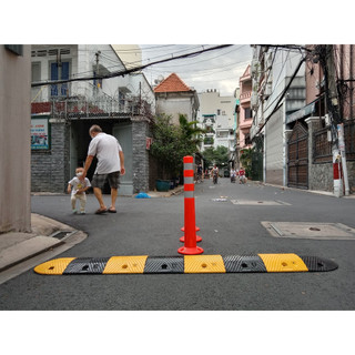Gờ giảm tốc cao su chịu lực dùng giảm tốc độ ô tô xe máy