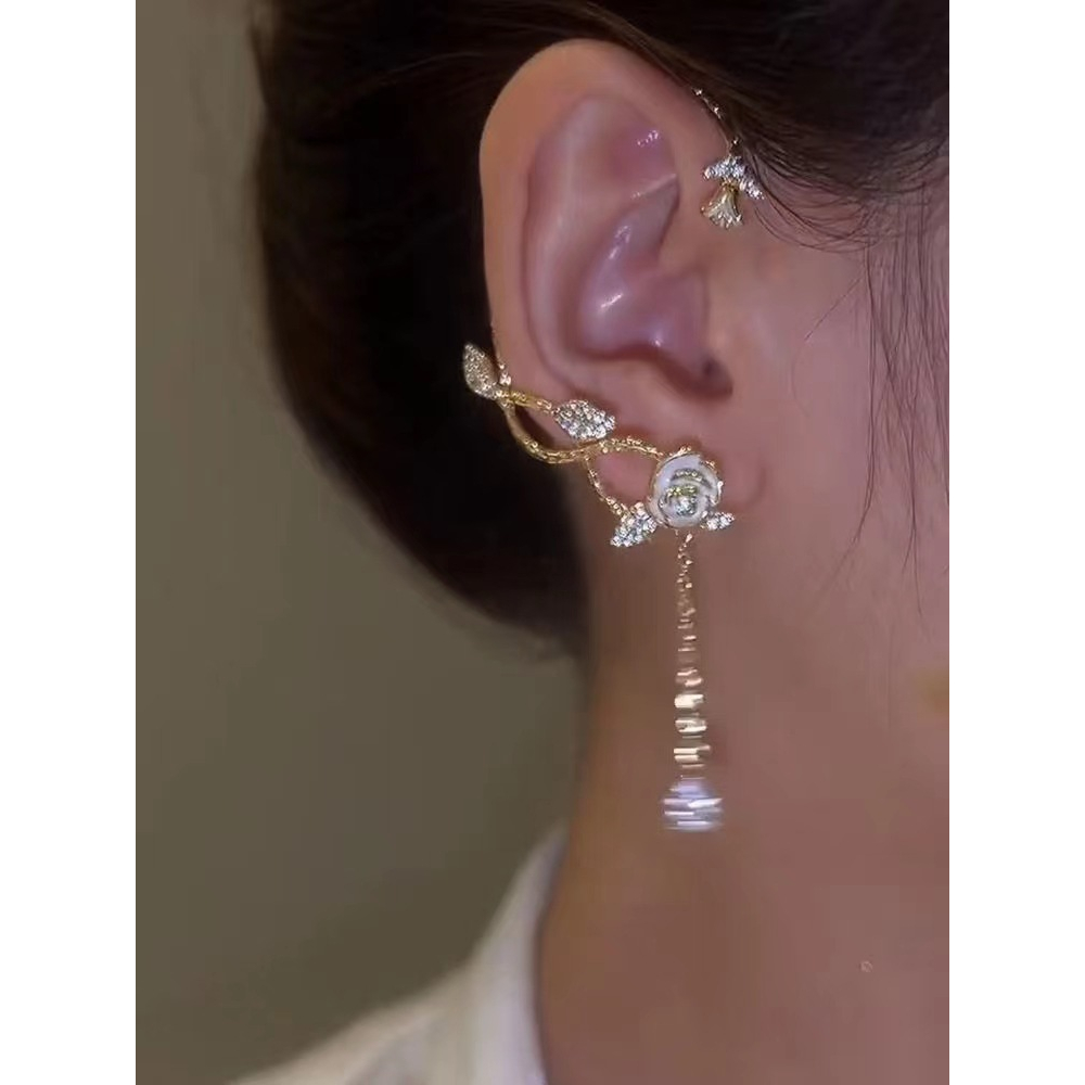 Khuyên kẹp vành tai  sang trọng bướm lông vũ đính hạt lấp lánh Tatitava